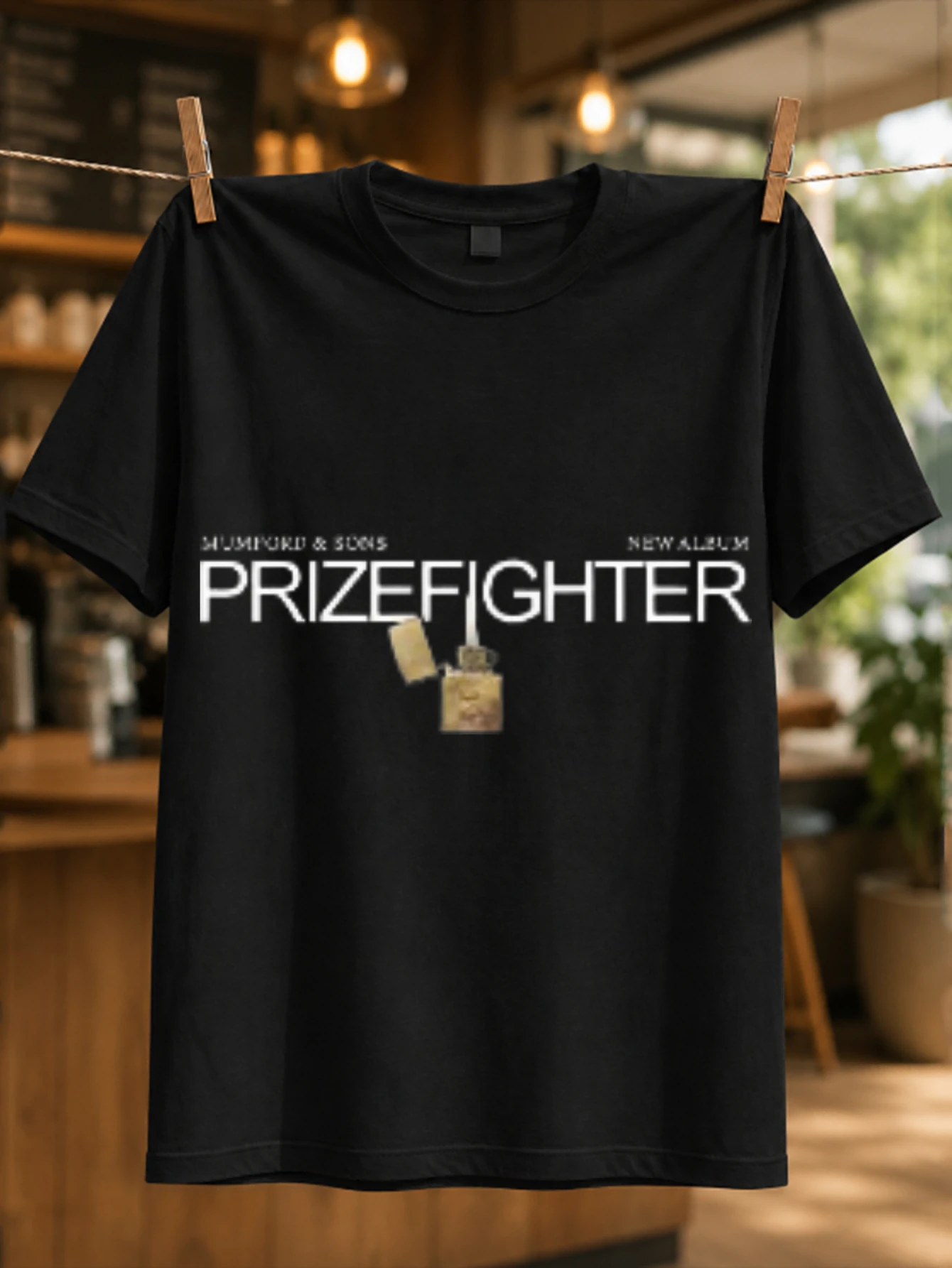 Футболка унисекс в минималистичном фолк-стиле с иконкой зажигалки Mumford Prizefighter под заголовком SK и надписью нового альбома.