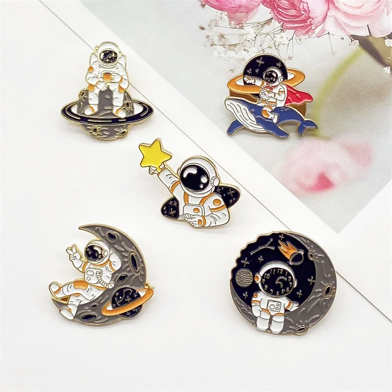 Creative Cartoon Aerospace Astronaut Design Metal Enamel Brooch Fashion Cute Starry Sky Galaxy Space Badge Pin Jewelry Gift