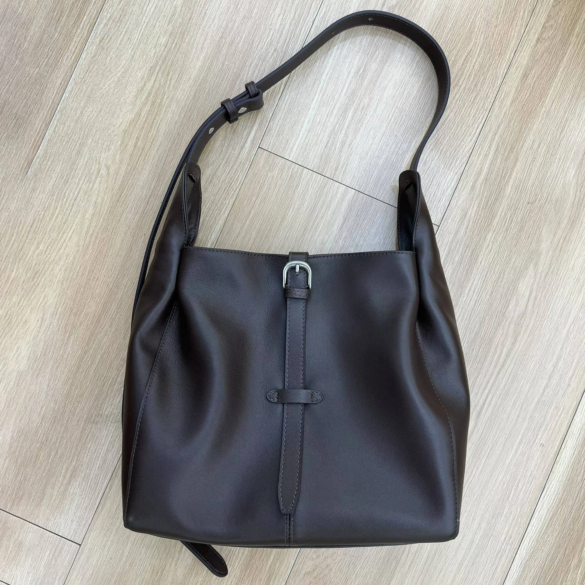 

First layer cowhide women's tote bag 2025 new niche design large capacity simple bucket bag fashion one-shoulder crossbody bag