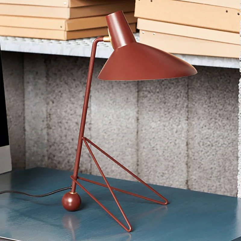 Lámpara de pie de salón de Dinamarca, lámpara de pie con trípode nórdico para dormitorio, mesita de noche, decoración de esquina, lámpara de pie LED negra Vintage