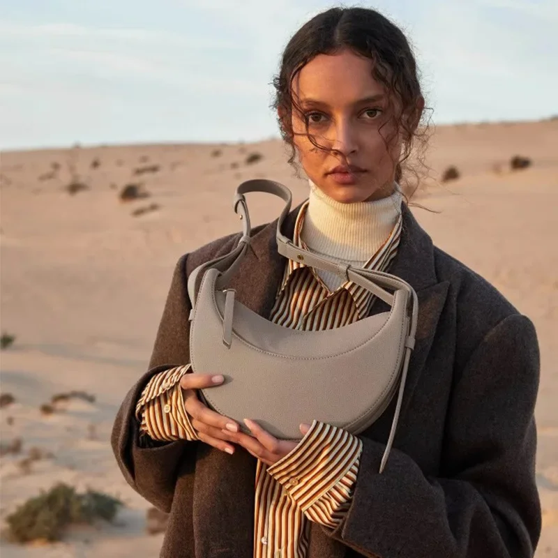 Borsa a mezzaluna con tracolla a spalla singola dal design di nicchia francese