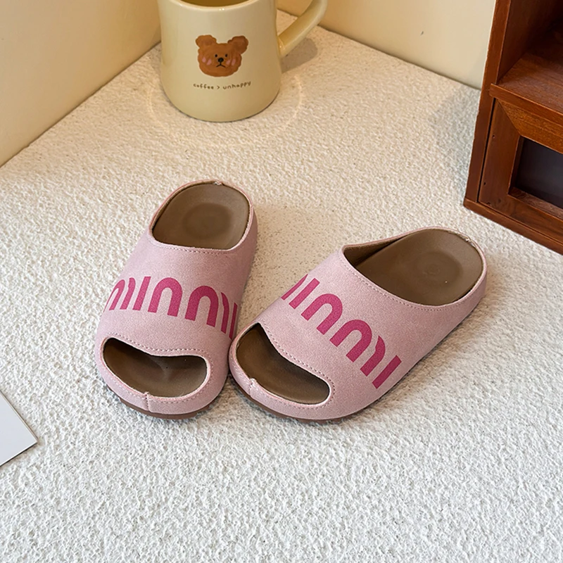 

Детские уличные тапочки, новинка 2023 года, летние модные удобные уличные тапочки для мальчиков и девочек, универсальные пляжные тапочки на мягкой подошве