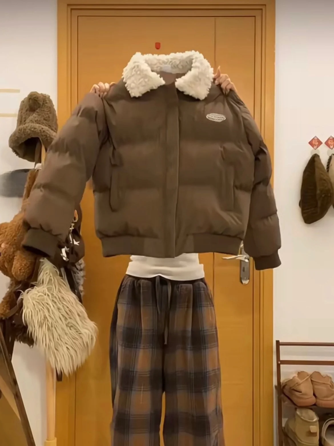 

Ретро-куртка в американском стиле для женщин, хлопковая, с воротником из овечьего меха, комбинированная, теплая зимняя верхняя одежда, корейский свободный крой, длинная модель