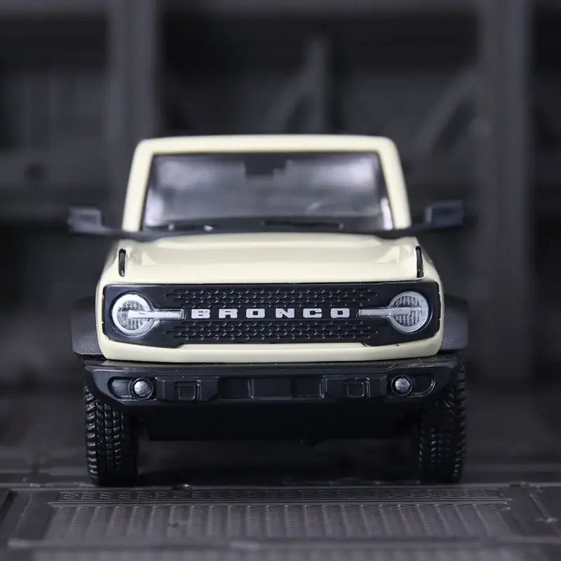 

1:36 Ford Bronco Off road Car Легкосплавная модель Автомобильные двери можно открыть, подходят для коллекции и которые можно подарить в подарок детям