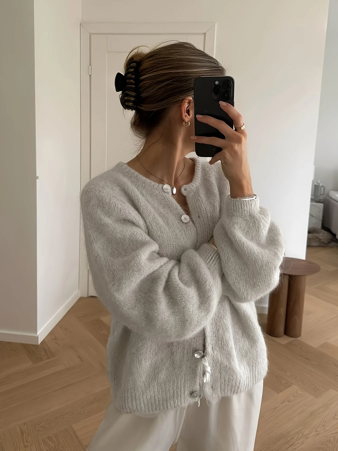 

Ladies round neck in autumn and winter women's knitted cardigan shell buckle details Lantern sleeve soft waxy deer plush can be