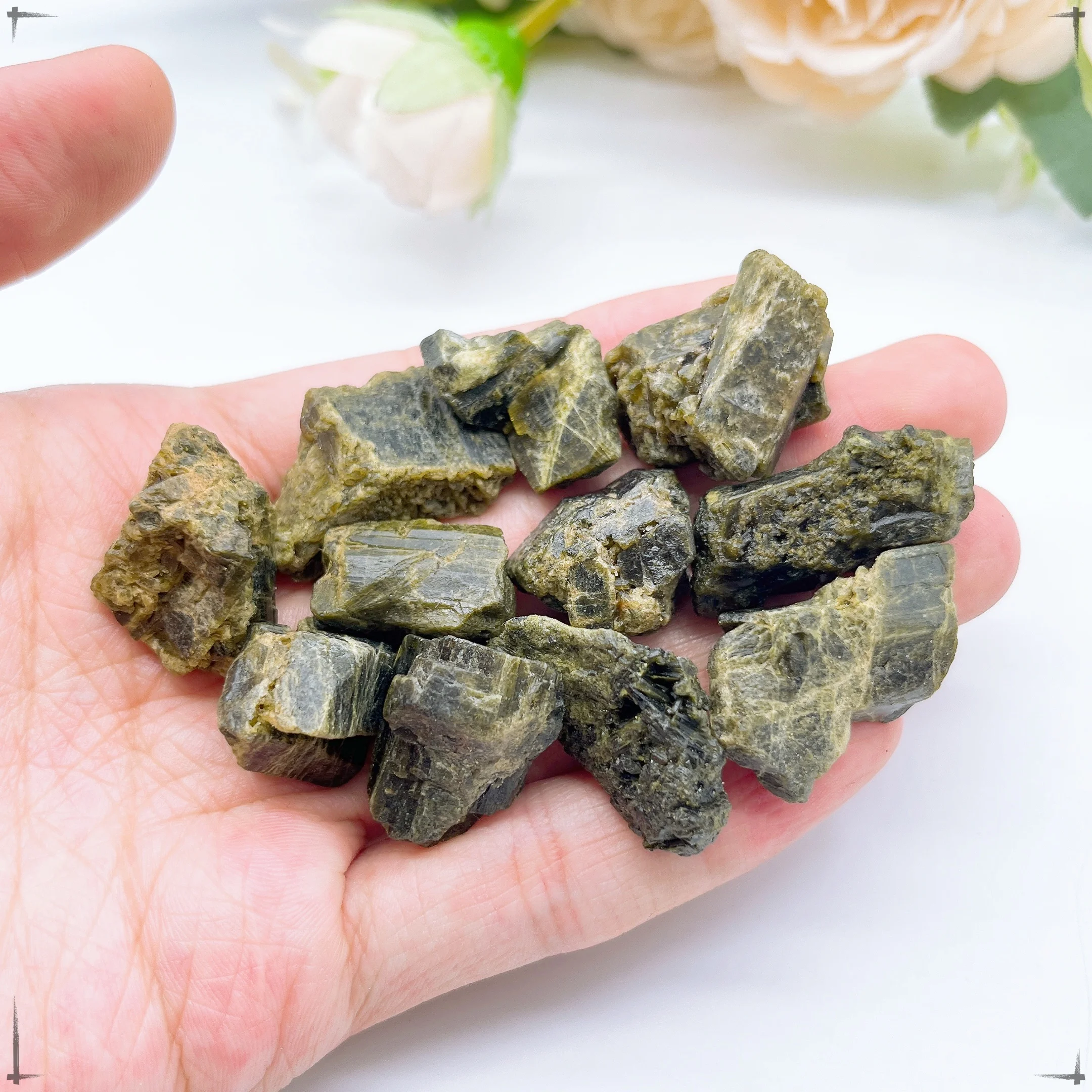 天然緑トルマリン,不規則な生石,ミネラル,クリスタル,癒しの石,家の庭の装飾,ギフト,100g