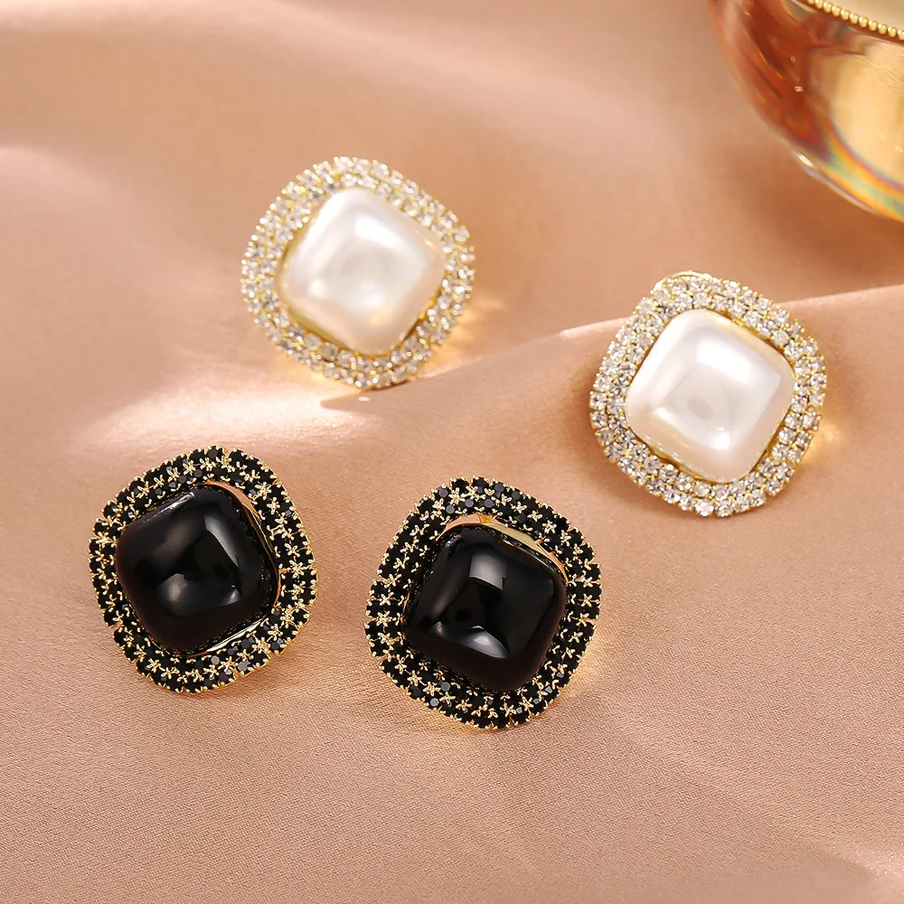 

Fashionable and exquisite small fragrance retro pearl earrings high-end silver needle earrings geometric square zircon earrings