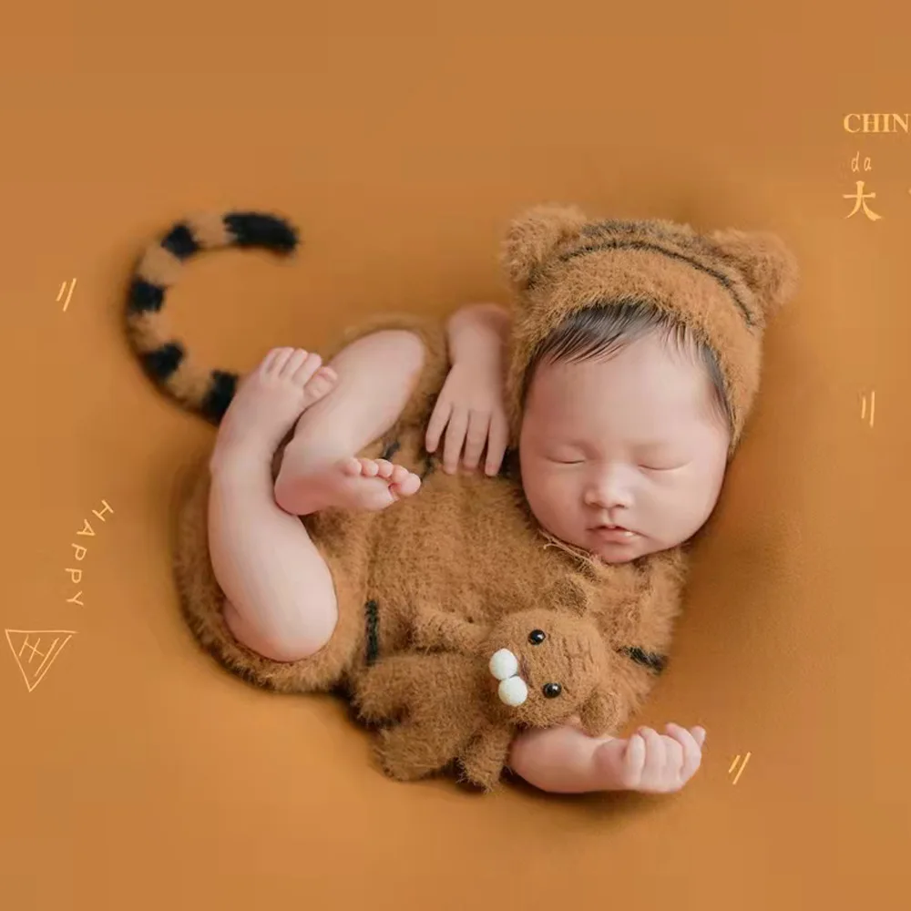 Newborn Photography Prop Tiger Shaped Jumpsuit Full Moon Baby Photo Knitted Rompers Hat Two Piece Set