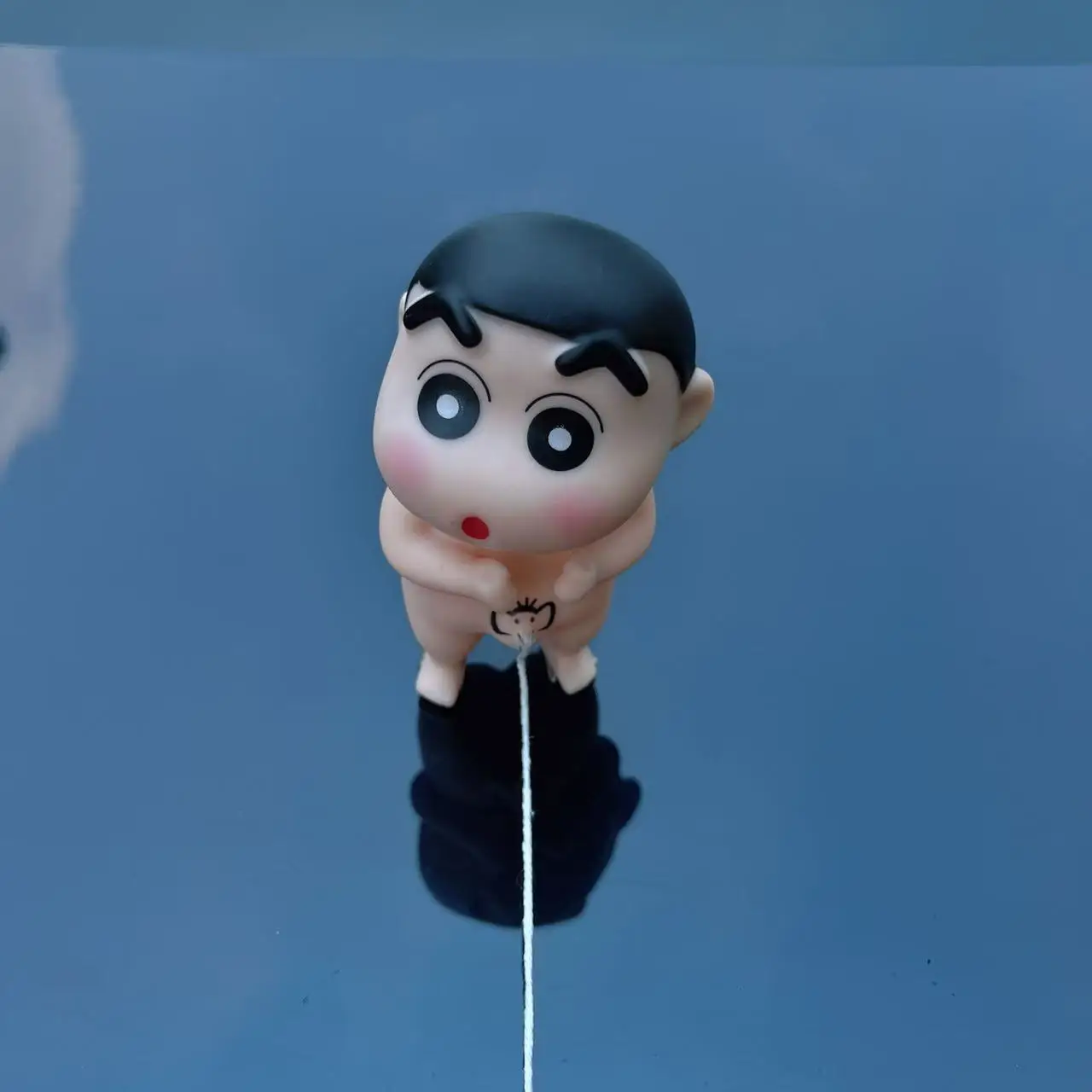 Figurine d'action en PVC, Crayon Shin-chan q-version kawaii, posture urinaire, modèle de jouets, ornements décoratifs automobiles, cadeaux