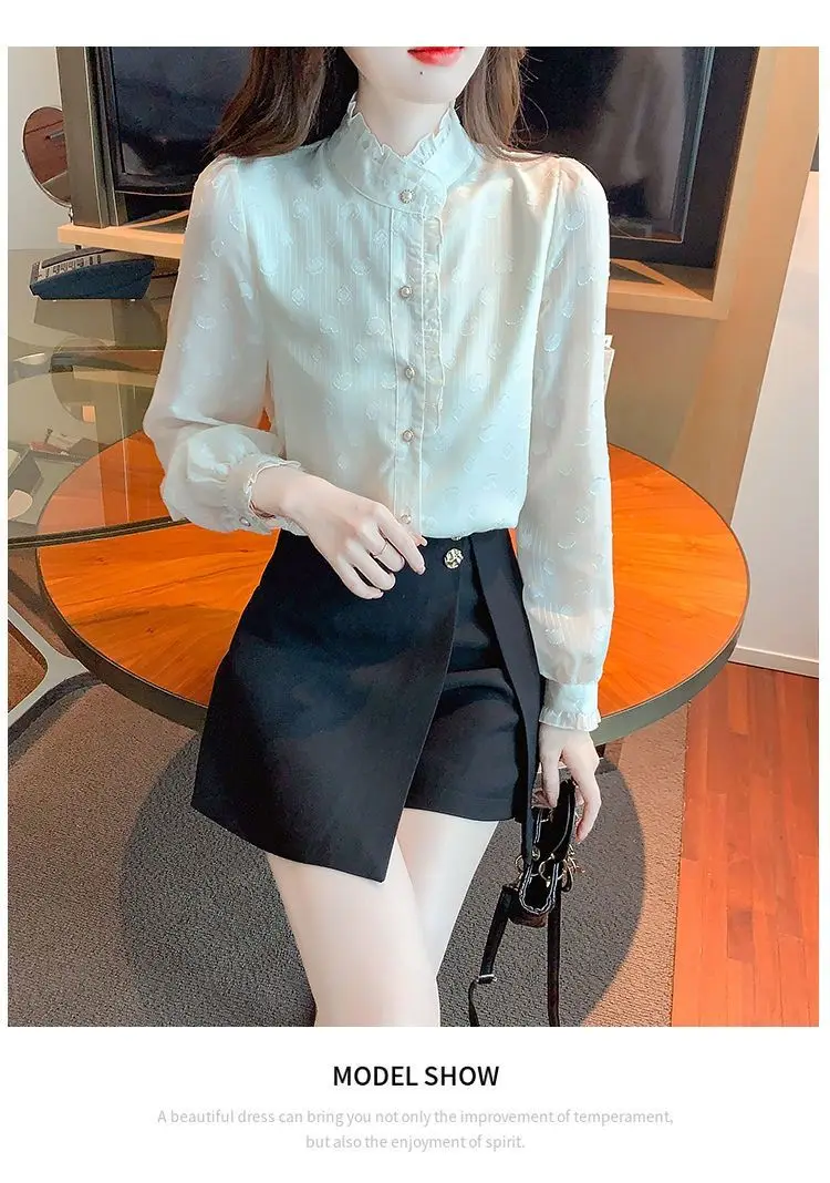 Black Fungus Edge Lace Base Shirt with Thick Velvet for Women Exuding a Youthful and Stylish Vibe A High-end White Shirt