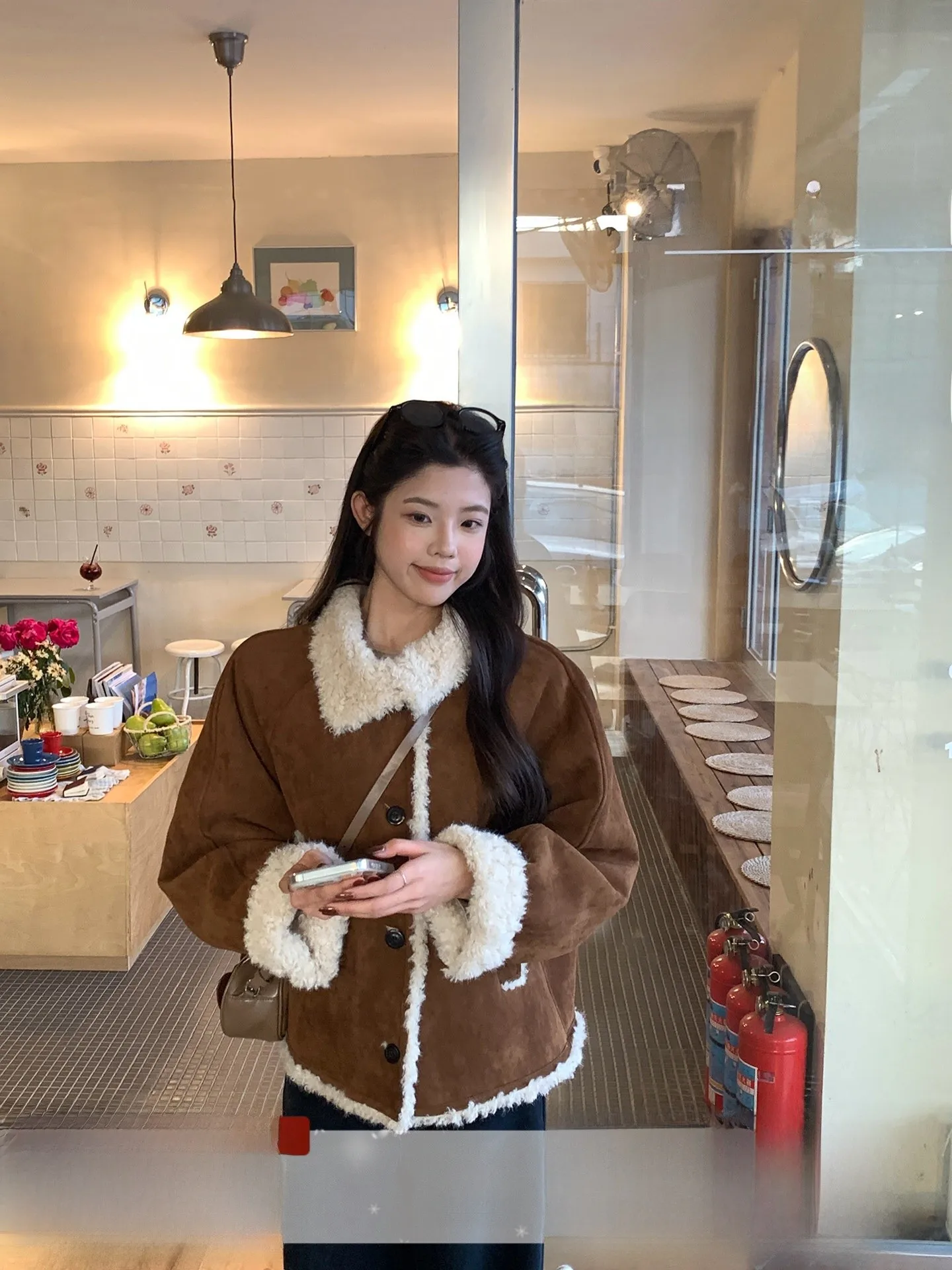 Cappotto in pelle scamosciata retrò da donna invernale pigro di fascia alta Aosphere Personali abbinato in pelliccia di pelle intermedia parte superiore del corpo colore caffè