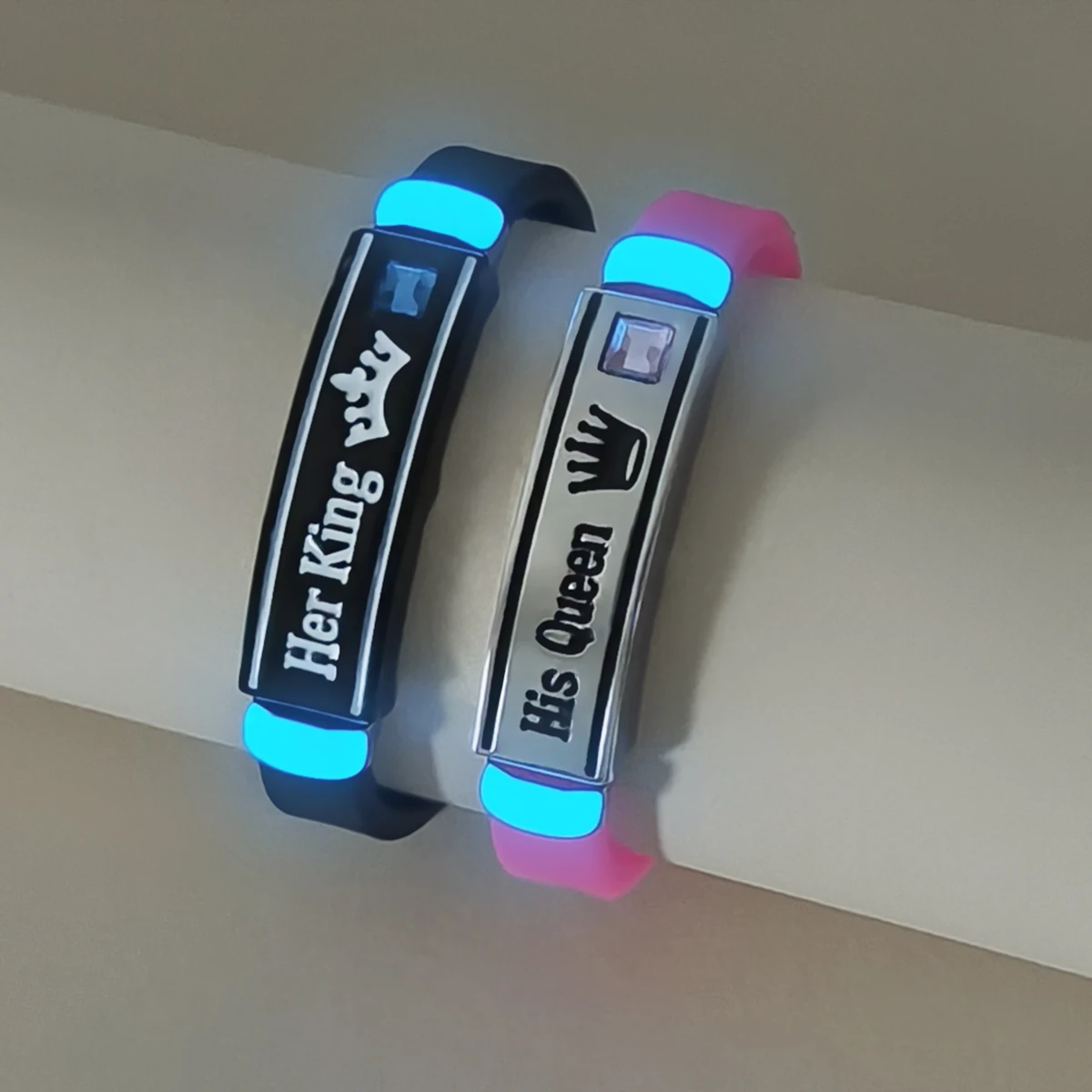 2-Piece Glow-in-the-Dark Couple Bracelets Set 'Her King His Queen' Crown Pattern Fashionable Ladies' Accessory Ideal Couple Gift