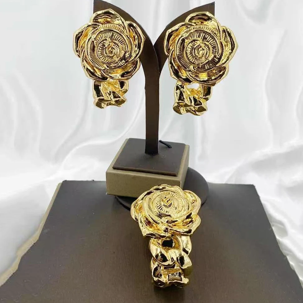 nouvel-ensemble-de-bijoux-plaque-or-avec-rose-en-relief-boucles-d'oreilles-florales-chaine-epaisse-bague-ajustable-bijoux-vintage-pour-femme-cadeau-de-fete