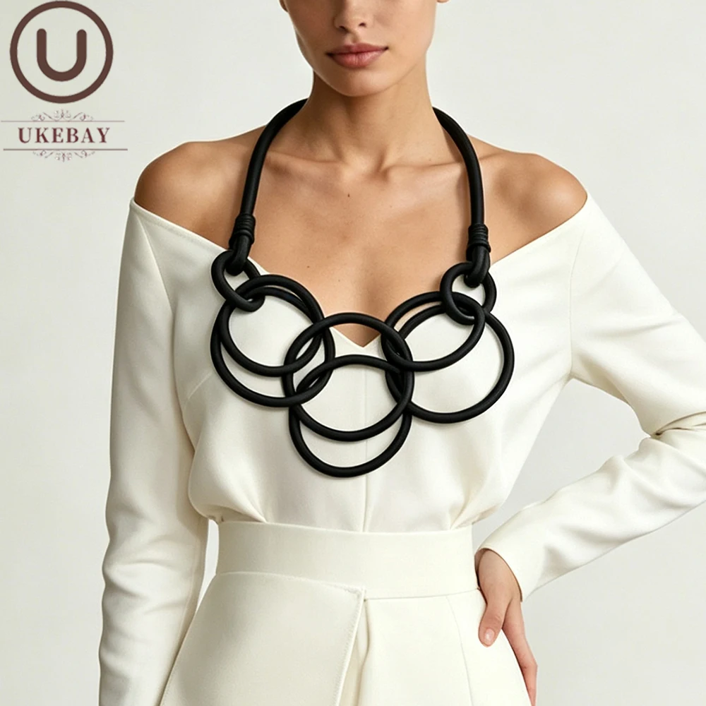 UKEBAY Handgefertigte Kreisanhänger-Pullover-Halsketten für Damen, minimalistischer Boho-Gummi-Schmuck, Party-Kleidungszubehör, Punk-Halskette – Detail 1