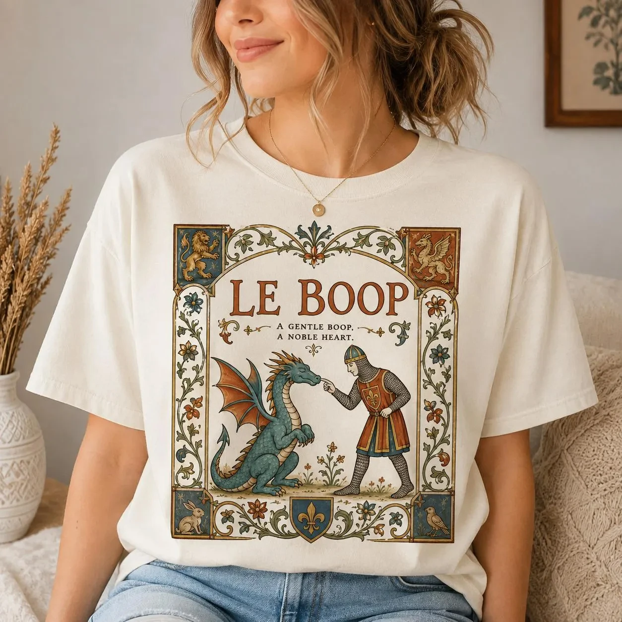 Mittelalterliches Drachenmuster-Shirt, Le Boop Ritter-T-Shirt, Lustiges Fantasy-Drachenmuster-T-Shirt, Retro Mittelalterliches Manuskriptmuster-Shirt – Detail 3