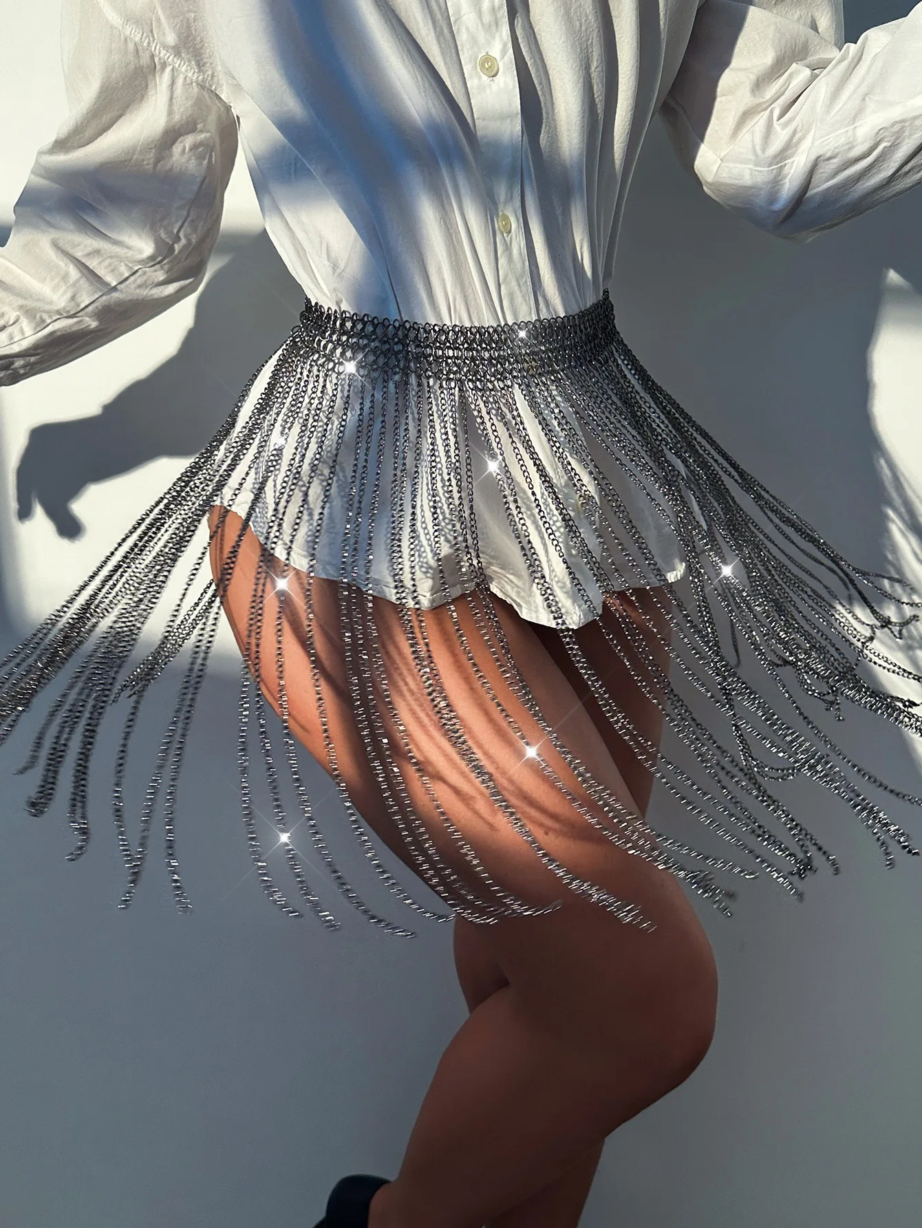 

Модная мини-юбка с металлической цепочкой и бахромой для женщин, сексуальная, прозрачная, с вырезами, для вечеринок, музыкальных фестивалей и мероприятий.