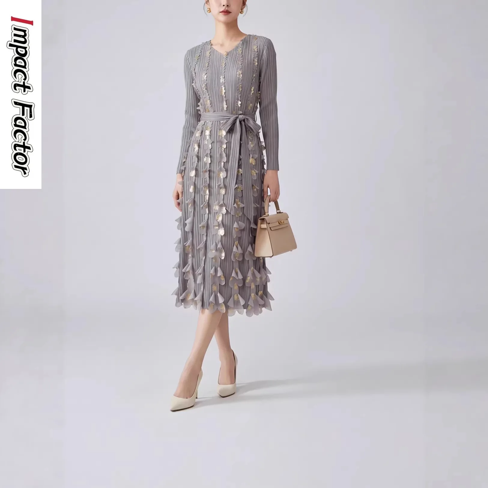 

Miyake Light Роскошное плиссированное текстурное платье Бронзовое украшение с длинными рукавами и v-образным вырезом Юбка средней длины Юбка в стиле знаменитостей