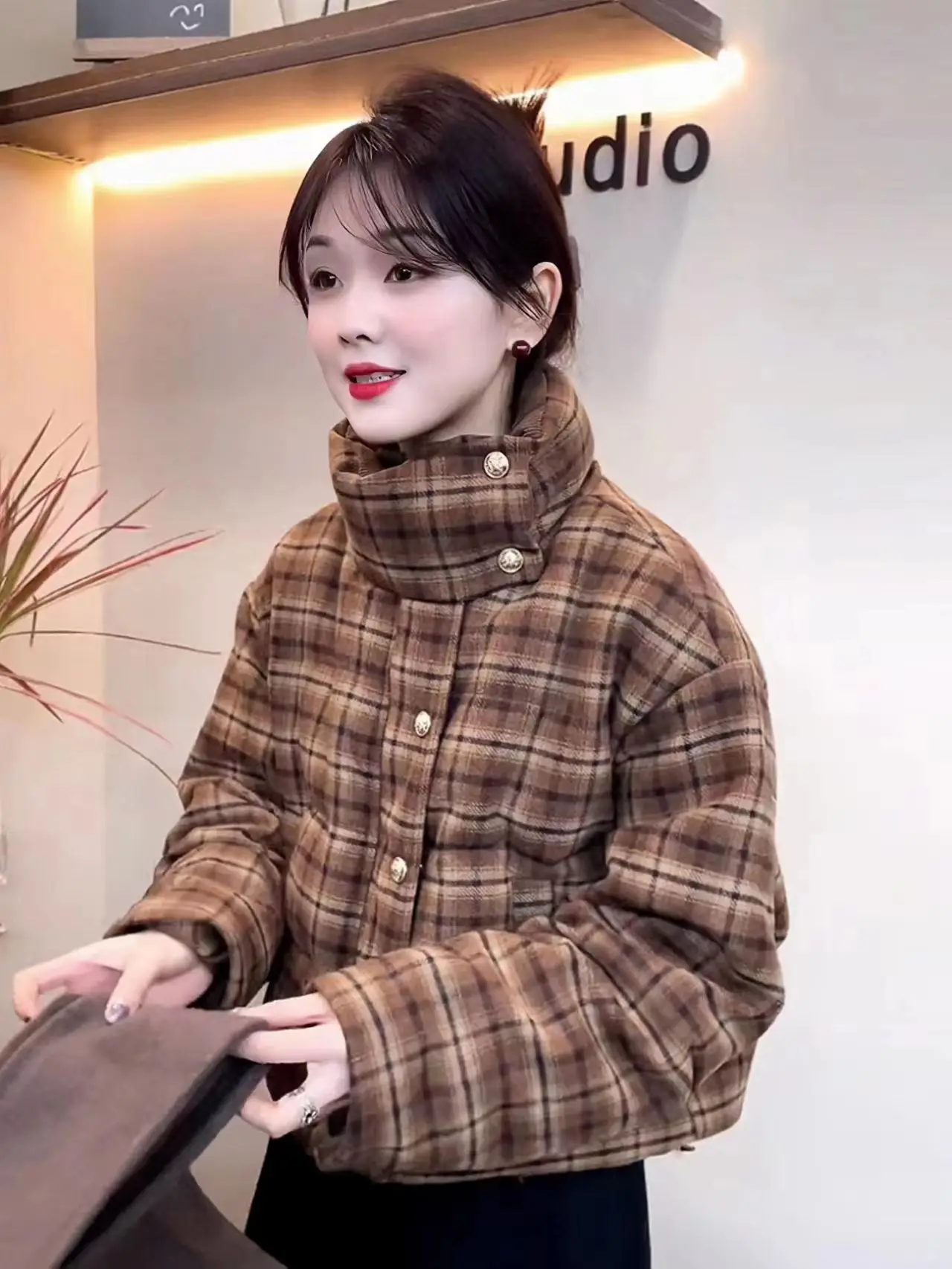 

Retro Plaid Down Jacket, Fashionable Short Standing Neck White Duck Down Top, Women's Winter New 2024