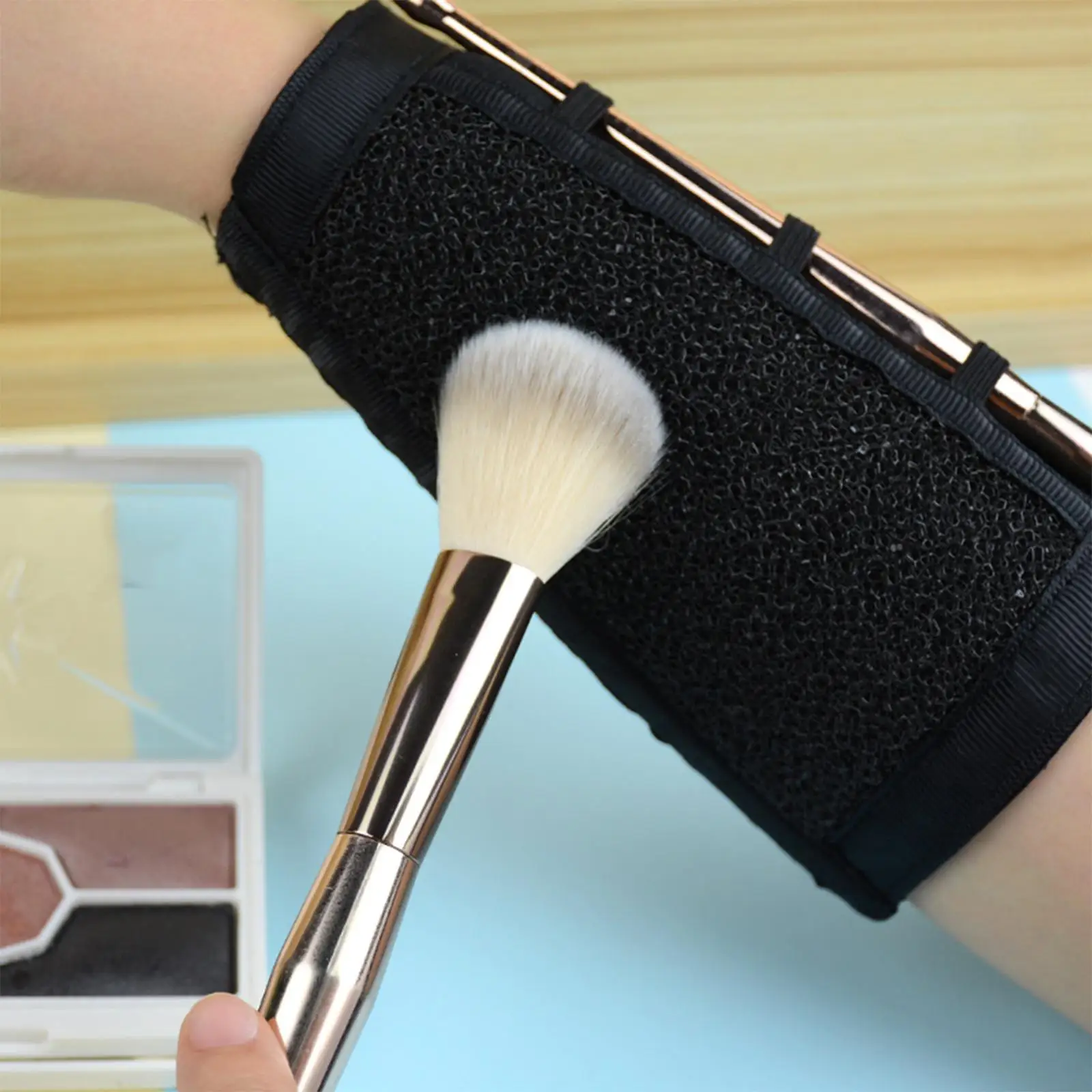 Изящный держатель для кистей для макияжа с ремешком на руку — аккуратное решение для хранения кистей