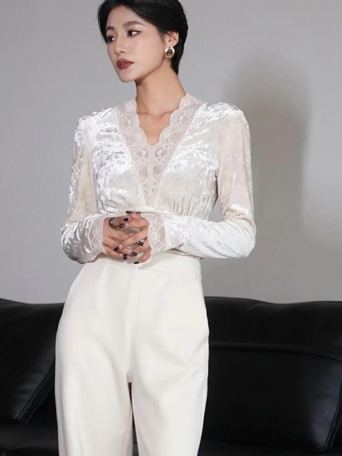 France Pretty Lace Deep V-neck Velcet Shirt Sexy Slim Elegant Women Winter Long Sleeve Blouse Office Lady All-match Skinny Tops