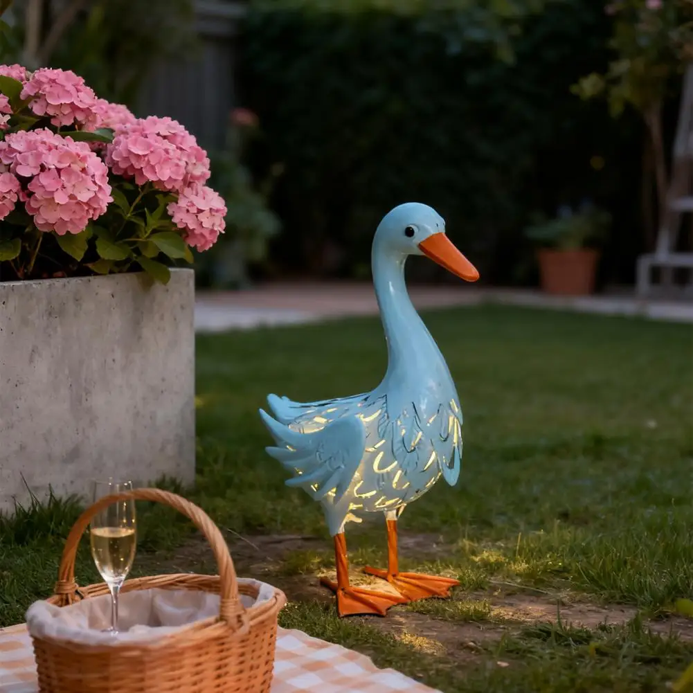Solar Porch Goose Statue, Metal Garden Goose with Solar Light for Lawn Yard Backyard, Front Porch Goose for Garden Decoration