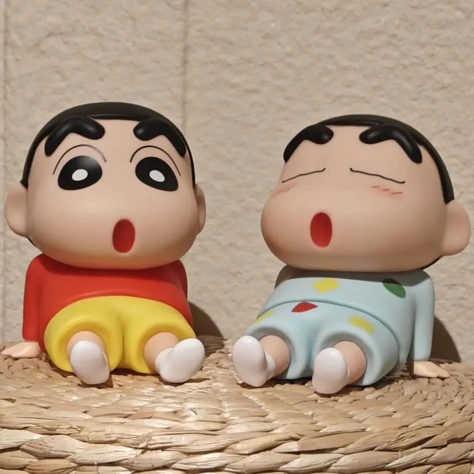 Crayon shin-chan figuras suporte do telefone kawaii anime ornamentos de mesa dos desenhos animados assistindo tv telefone suporte bonito boneca decorações
