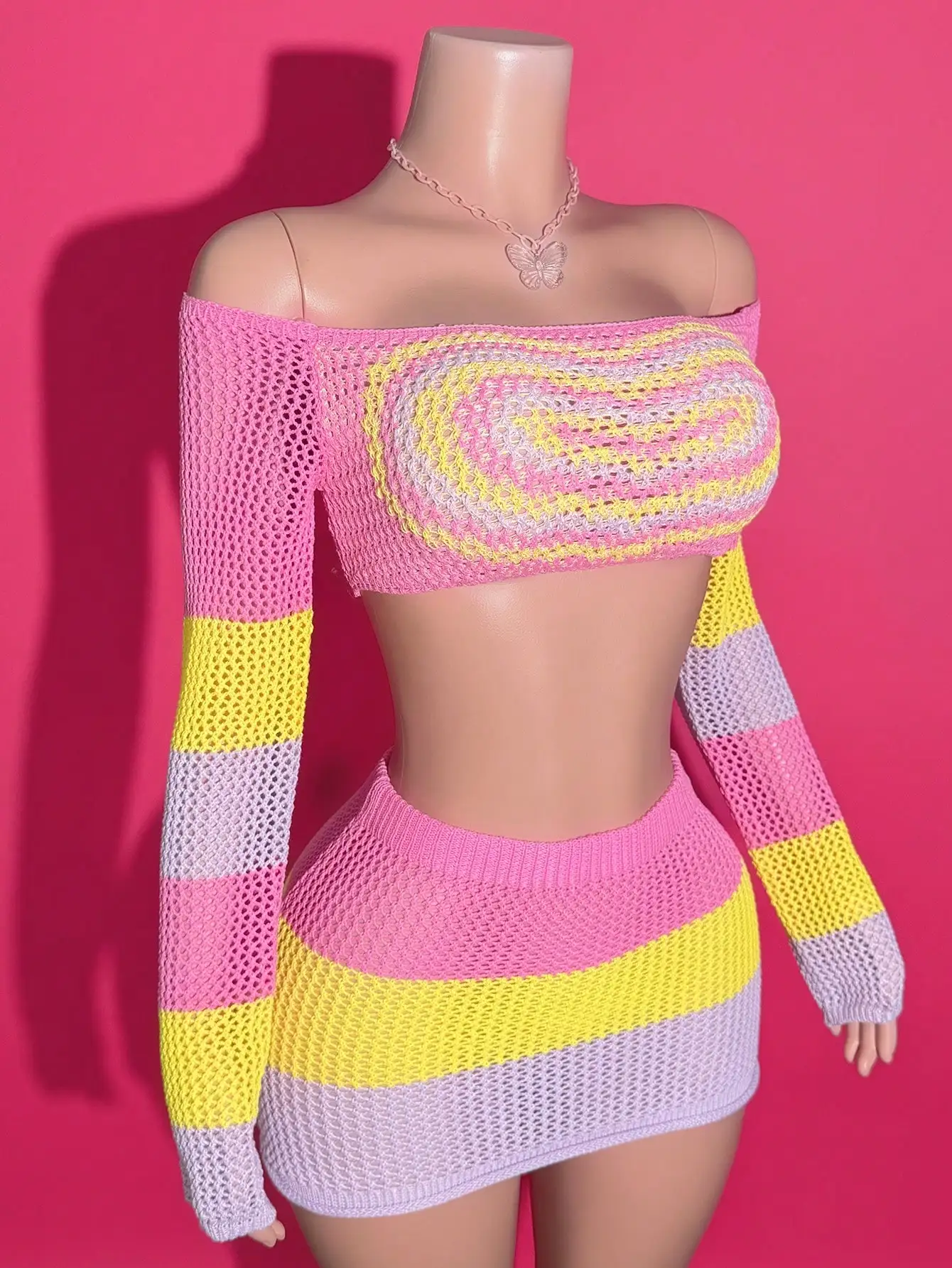 

Женский вязаный крючком комплект из 2 предметов: топ с открытыми плечами и длинными рукавами, мини-юбка в полоску с цветовыми блоками, летний повседневный стиль