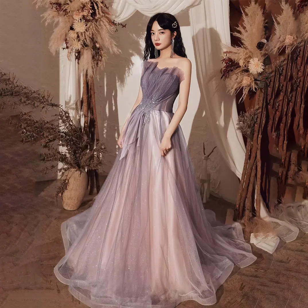 

Потрясающее вечернее платье Длинные платья для выпускного вечера без бретелек со шнуровкой сзади и складками из тюля с скользящим шлейфом Вечернее платье L&P DQL Studio реальные фотографии