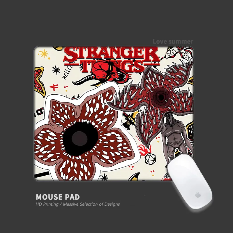 Kleines PU-Mauspad „Stranger Demogorgon“ – Geschenke & Accessoires – Computer-Leder-Mauspad für Büro & Wohnheim – Tragbare Tischunterlage mit umrandeten Kanten