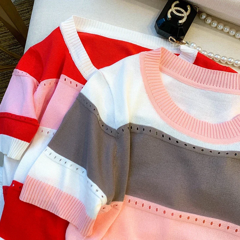 เสื้อสเวตเตอร์คอวีแขนสั้นลายทางสีรุ้งแบบโปร่ง รุ่นใหม่ปี 2026 เสื้อถักอเนกประสงค์สำหรับฤดูใบไม้ผลิและเสื้อผ้าผู้หญิง