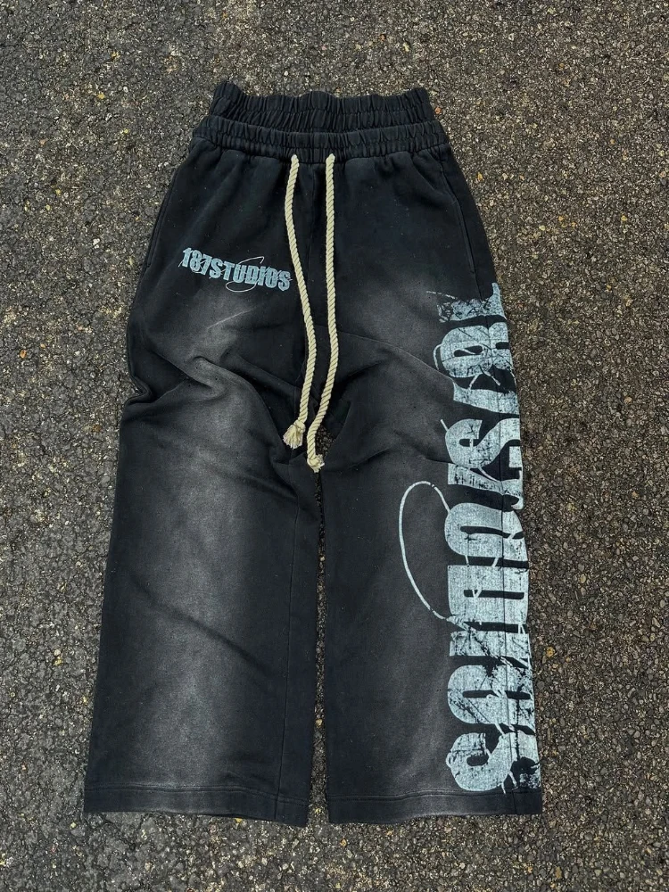Y2K Men Distressed Wash Wide‑Leg Sweatpants Side Vertical Letter Print Elastic Waist Baggy Casual Hip Hop Streetwear Pants