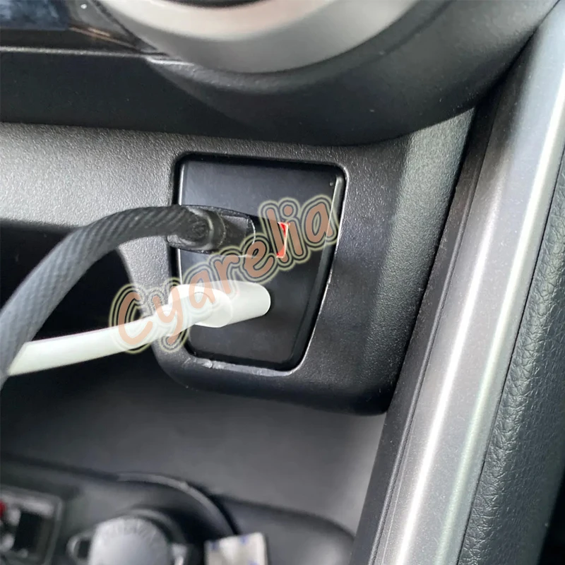 Caricabatteria da auto a luce rossa blu TYPE-C PD QC3.0 adattatore interfaccia scatola fusibili interfaccia USB per Toyota RAV4 Rav4 5th XA50 2019