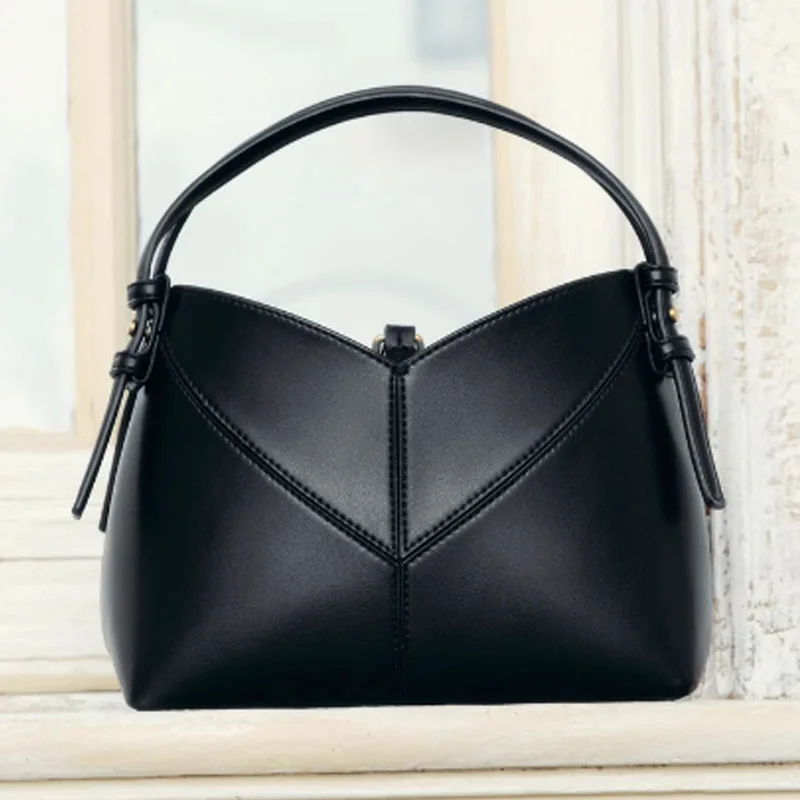 

2026 Winter New Handbag Tote Bag Design Large Capacity Single Shoulder Geometric Bag Fashion Commuter Underarm Bag