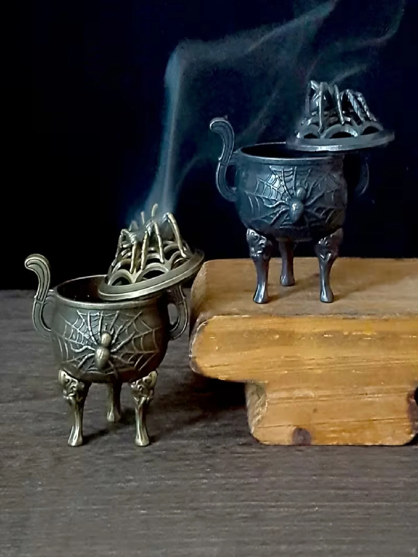 1 Piece Spider Incense Burner, Spider-Shaped Design, Three-Legged, Alloy Incense Burner with Lid, Suitable for Meditation, Yoga, Spa, Home and Office Decoration
