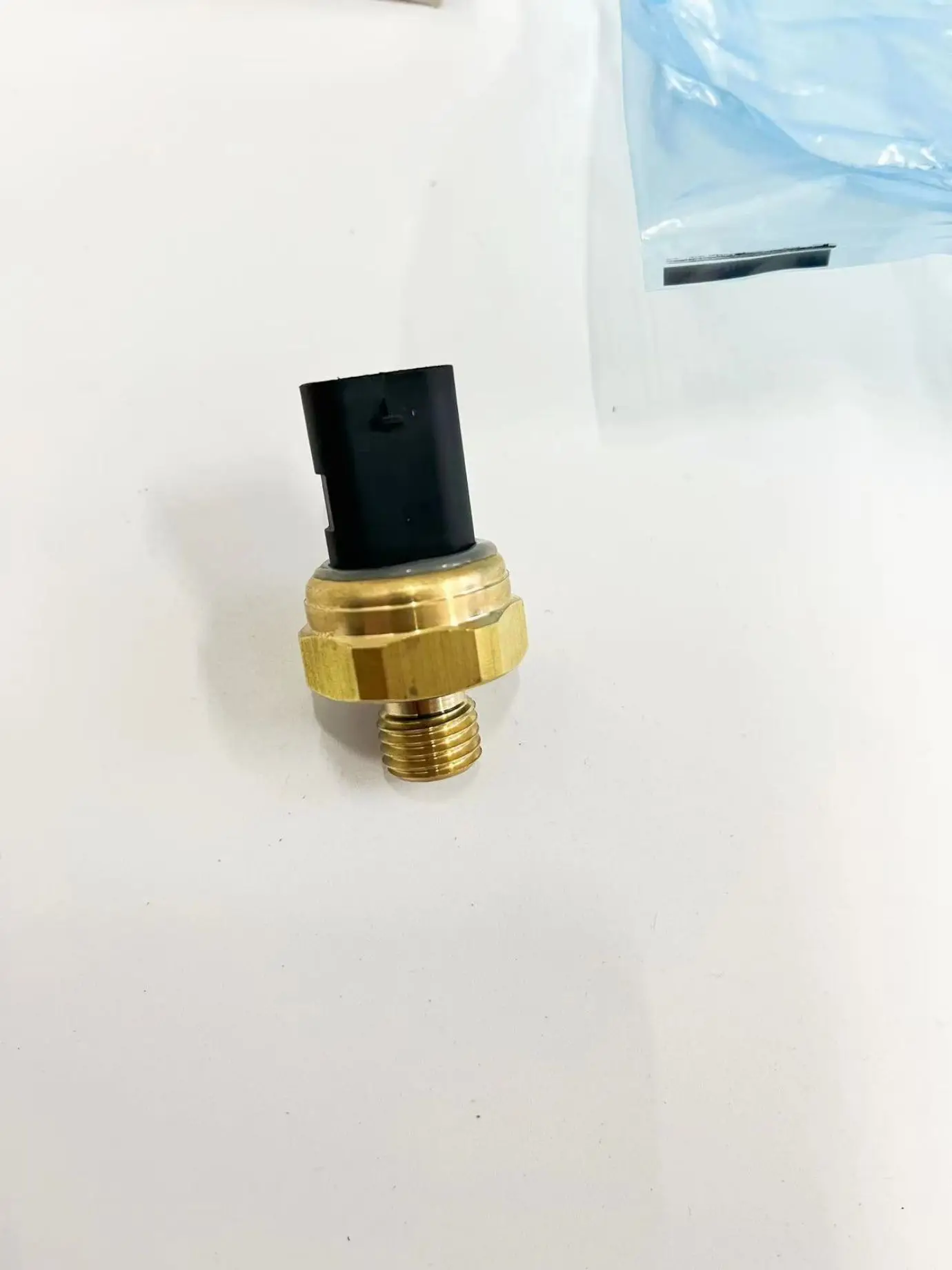 12617592532 is suitable for BMW 1 2 3 4 5 6 7 series oil pressure sensor switch X1 X3 X4 X5 X6 Mini oil pressure sensor.