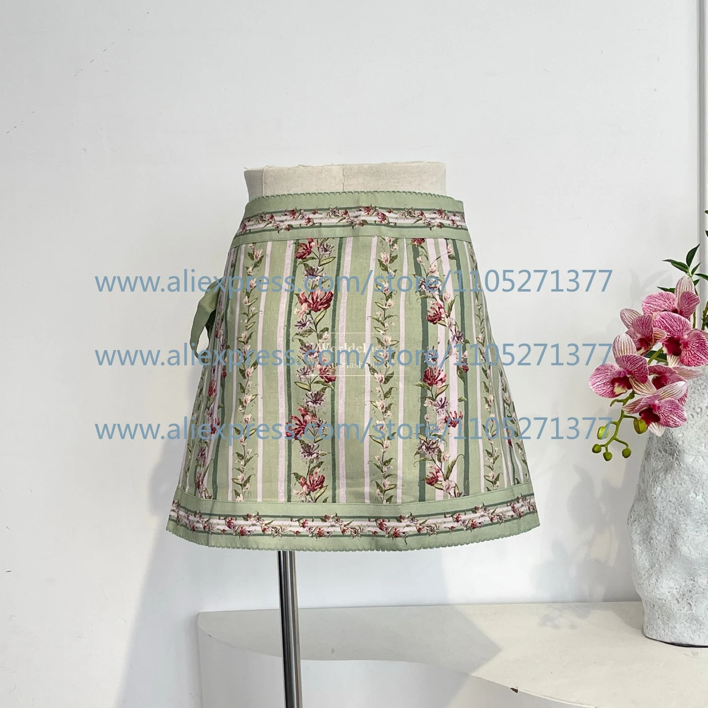 

Льняная мини-юбка с цветочным принтом в полоску, с завязками по бокам, с волнистым краем, в винтажном стиле коттеджкор.