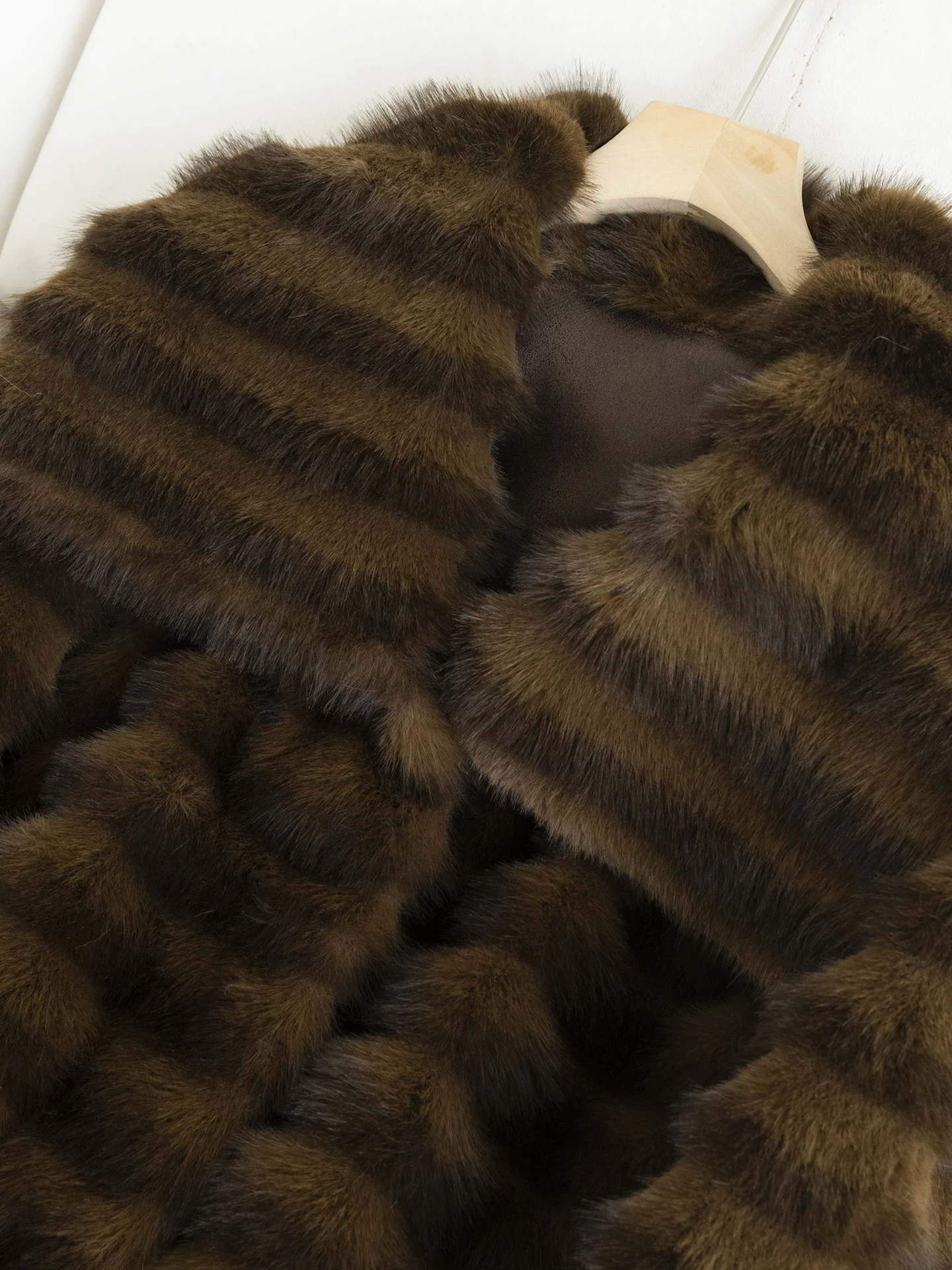 معطف فرو صناعي دافئ للخريف والشتاء 2025 بياقة أفقية كحلية اللون، ملابس خارجية عصرية صديقة للبيئة