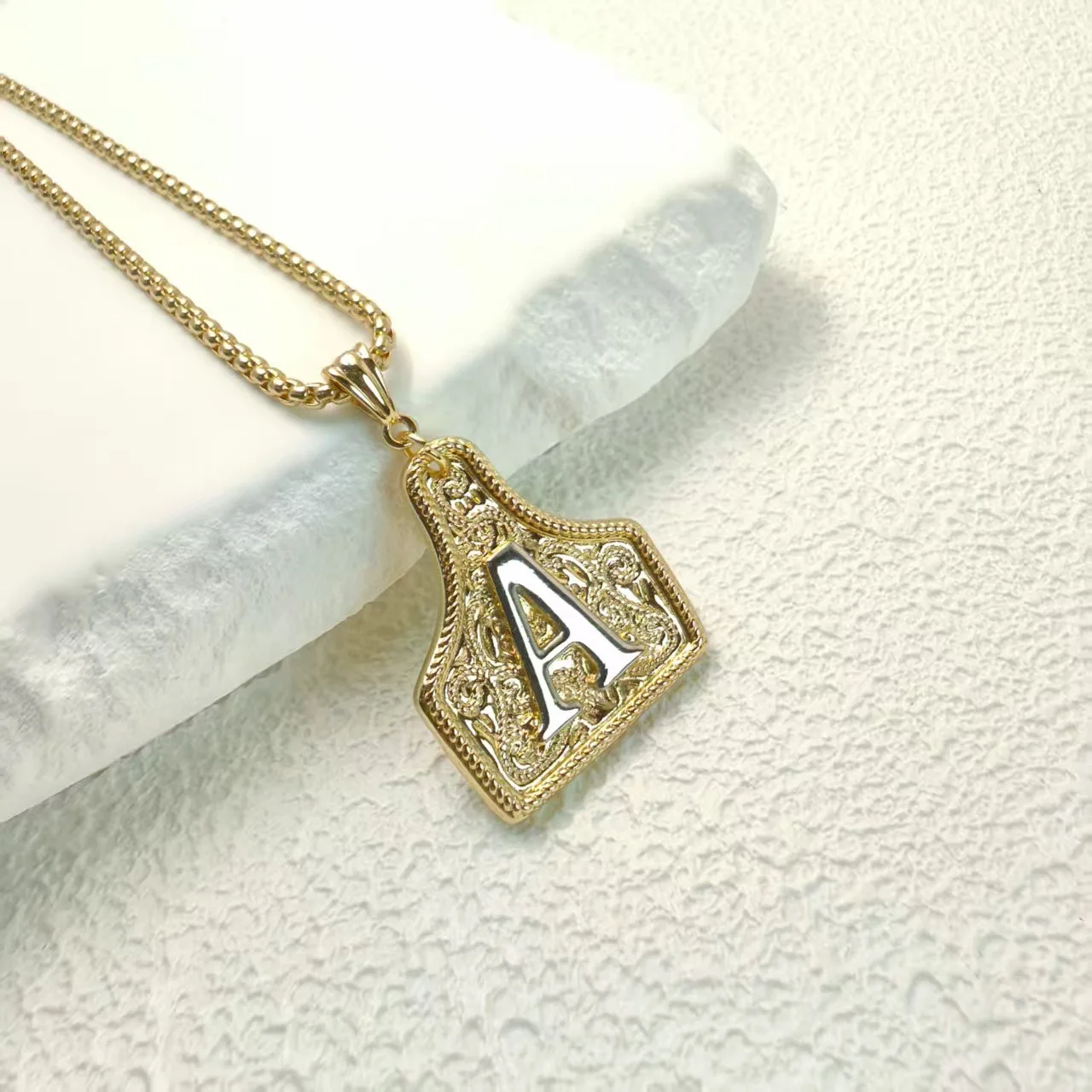 Vintage Goldene Initialen-Halskette, Buchstabe A Anhänger, Gravierter Charm, Zweifarbige Kette für Damen, Leichter Luxus-Schmuck, Geschenk – Detail 3