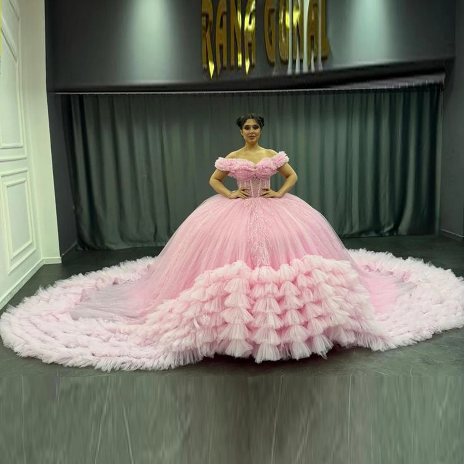 Charmingtulle grande robe de bal hors de l'épaule volants perles robe de bal perlée à plusieurs niveaux gonflé robe de soirée de mariage robes