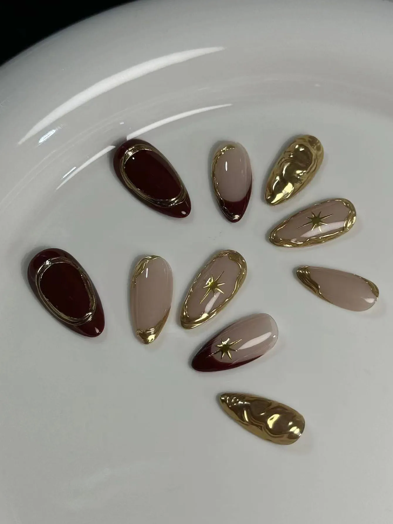 10 قطع من المسامير النقية المصنوعة يدويًا على شكل لوز أحمر عميق بحافة فرنسية ذهبية غير منتظمة على شكل خط ثلاثي الأبعاد على شكل نجمة، ex #5