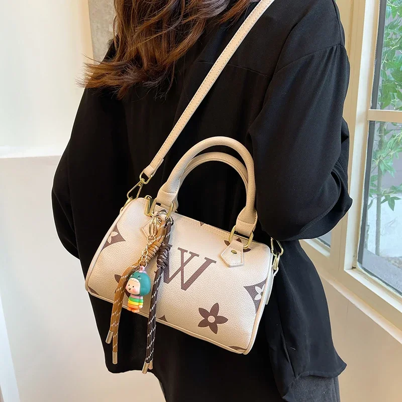 

2025 Classic Vintage Letter Logo Crossbody Bag High-End Minimalist Leather Tote For Women Fashionable Commuter Large Capacity