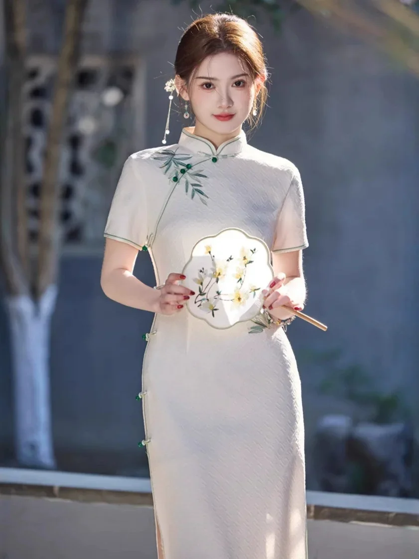 

Новинка весны/лета 202, жаккардовое платье средней длины с вышивкой, рисовый белый китайский стиль, Cheongsam для девочек, новое китайское Ципао