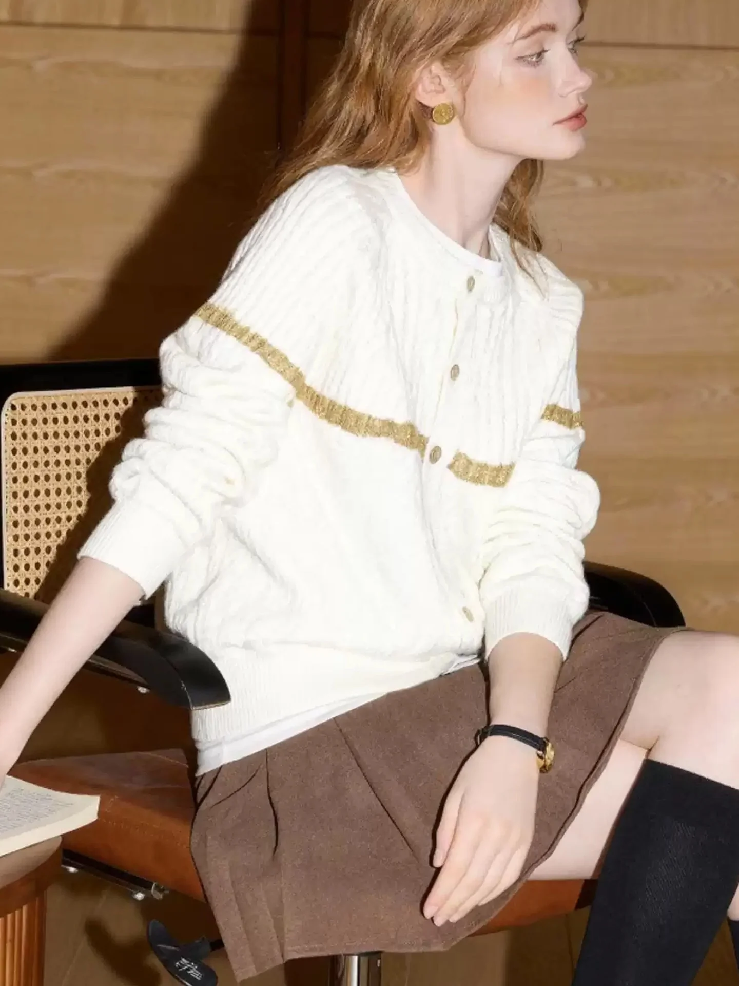 柔らかく快適なカマーレニットセーター レディース ロングスリーブ ファッショナブルで多用途なシングルボタンデザイン 冬用 ユーロスタイル