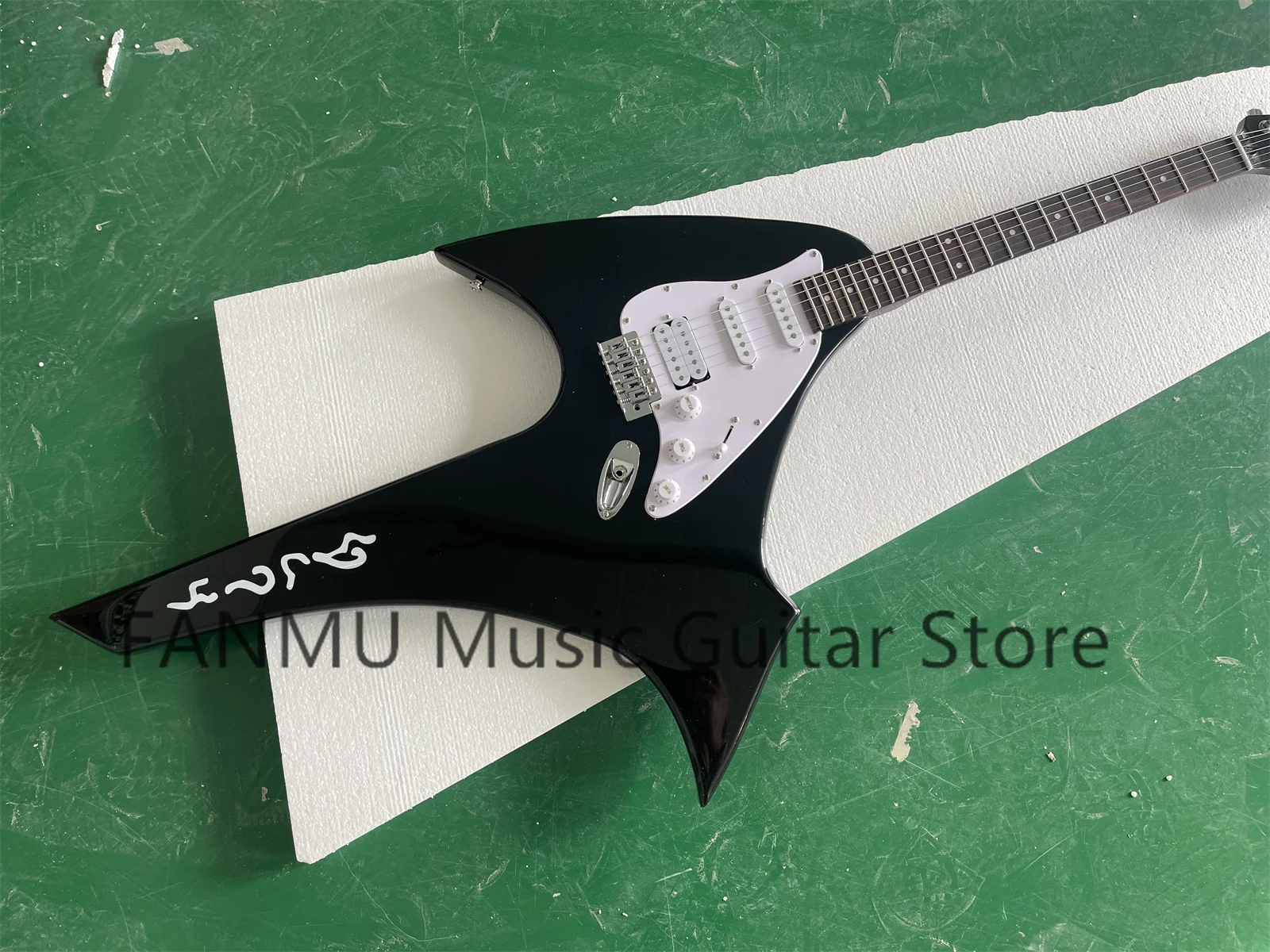 Shaped guitar, irregular large guitar, black body, black neck, rosewood fingerboard, single swing bridge, white pickup board