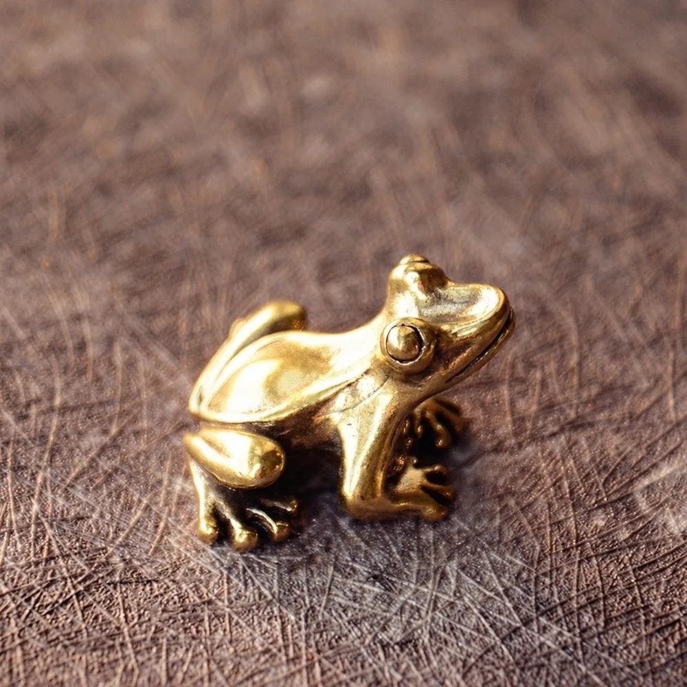 Charming Vintage Brass Frog Statue Mini Size Biomimetic Design Brass Peanut Sculpture Solid Tea Pet Figurine Keychain Decoration
