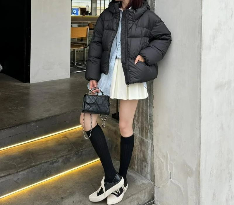 سترة نسائية من القطن بأسلوب قصير 2025 معطف قطني فضفاض جديد بغطاء للرأس شتوي سترة قطنية خفيفة الوزن ملابس خارجية