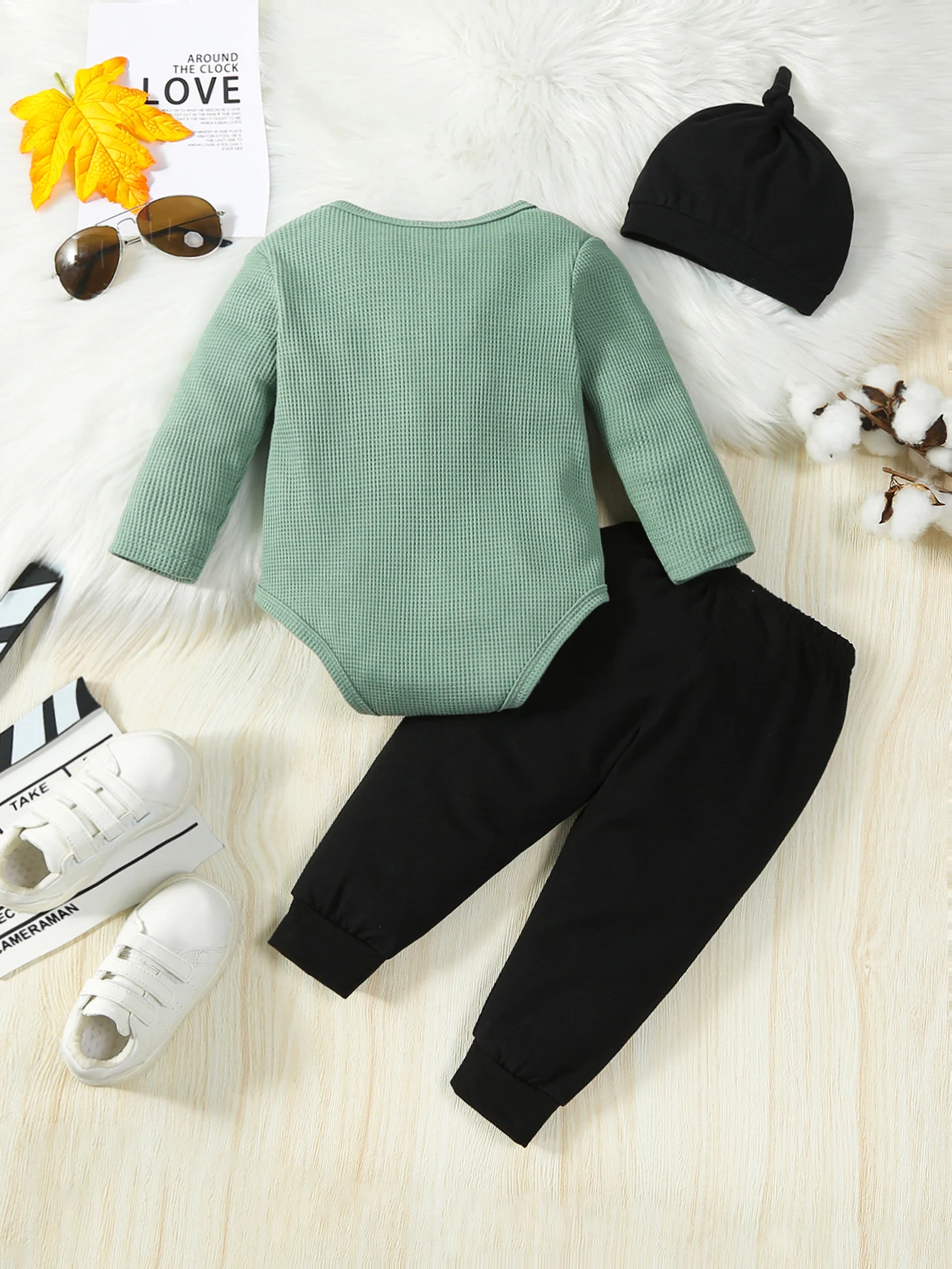 Zweiteiliges, modisches Freizeit-Set für Babys, bestehend aus einem langärmligen Strampler mit Alphabet-Motiv und einer langen Hose, ideal für Frühling und Herbst. – Detail 2