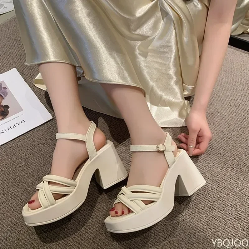 Neue Damen-Sandalen mit dicker Sohle und hohem Absatz, Schnallenverschluss und Fischmaul-Design, ideal für den Strand und zu Röcken kombinierbar, Kollektion 2026 – Detail 2