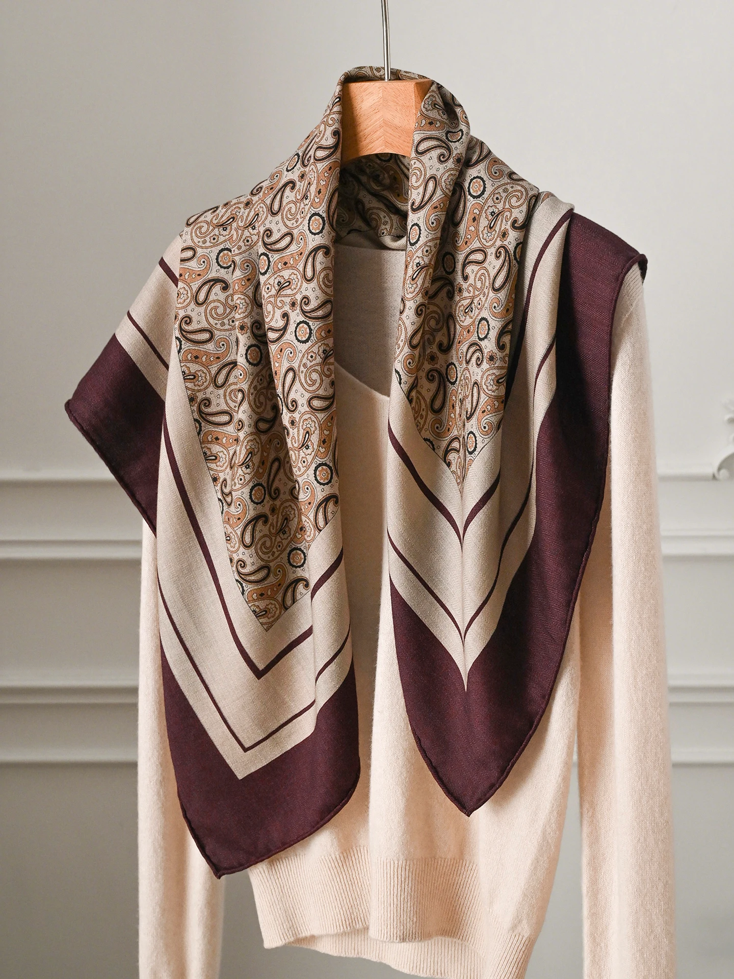 Echarpe-en-soie-et-laine-pour-femme-nouvelle-collection-printemps-2026-legere-de-luxe-triangulaire-motif-geometrique-fin-haut-de-gamme