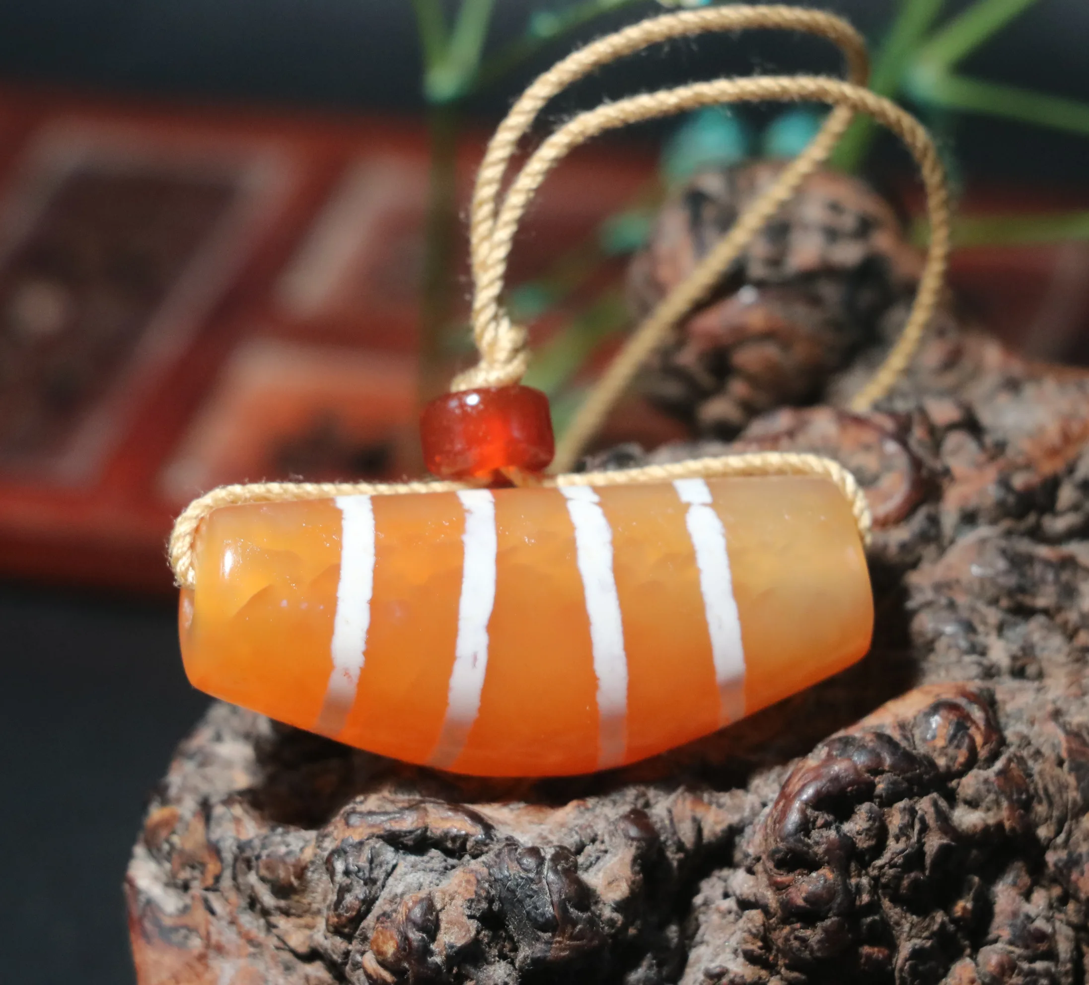 No.210126N14 Energy Tibetan Old Agate Dot Light Red Color Line Type Healer Horn SH dZi Bead L Good Saurces